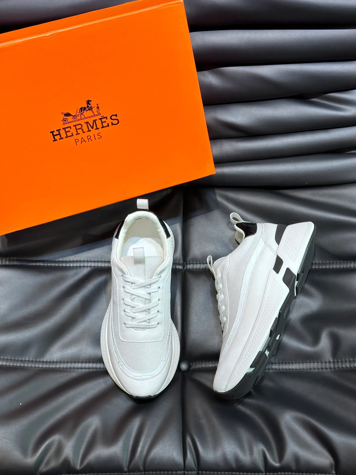 Factory price: 520💰HERMES/Hermes Hugo thick-soled sneakers are casual men's shoes. These sneakers are made of imported first-layer cowhide leather and breathable mesh design. The contrasting color design creates a dynamic and modern shape. The front end of the toe is decorated with natural-color rubber inlays, making it novel and fashionable. The texture is incomparable, with cowhide lining and cowhide foot pads, the upper foot is comfortable and breathable, and the rubber sole is decorated with geometric patterns and iconic "H" details. A very personal one! Size: 39-44 (customized at 38.45)